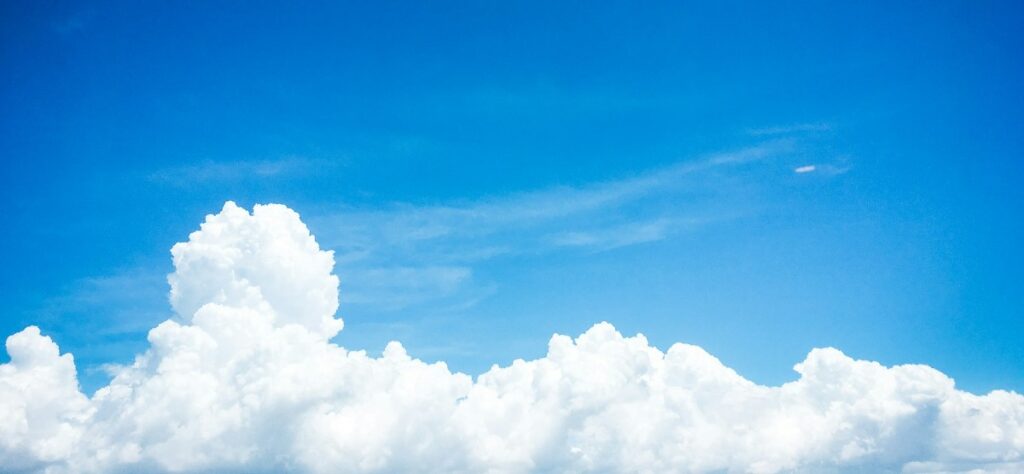 Ciel bleu sur Bluesky / Photo Kumiko SHIMIZU